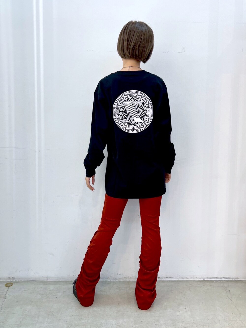 ブラウン系のその他パンツ、ブラック系のTシャツ/カットソーを着用したレディースの秋コーディネートの1枚目の写真