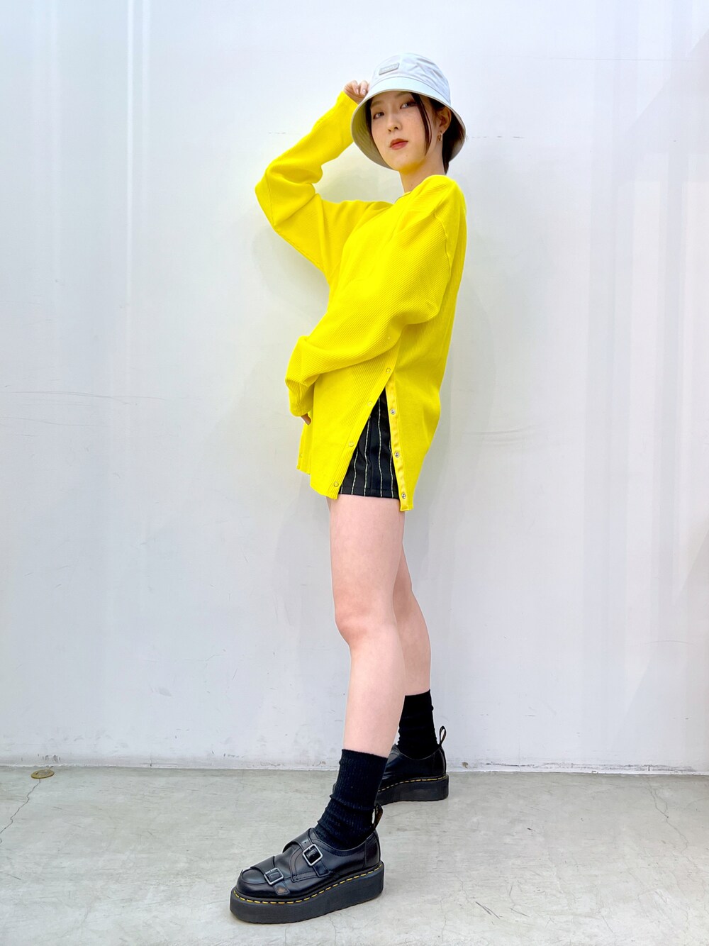 ブラック系のその他パンツ、イエロー系のTシャツ/カットソーを着用したレディースの春コーディネートの1枚目の写真