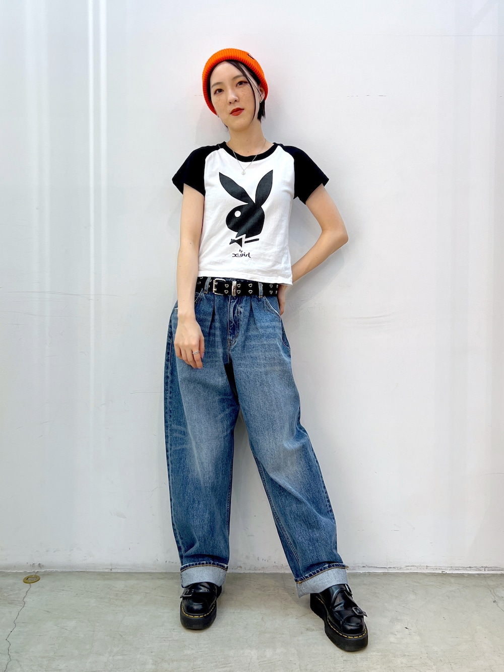 ブルー系のデニムパンツ、ホワイト系のTシャツ/カットソー、ブラック系のベルトを着用したレディースの夏コーディネートの1枚目の写真