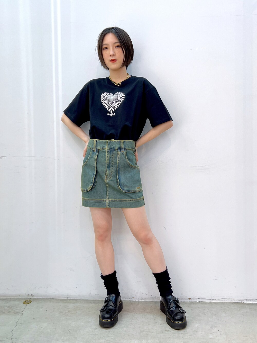 ブラック系のTシャツ/カットソー、ブルー系のスカート、ゴールド系のネックレスを着用したレディースの夏コーディネートの1枚目の写真