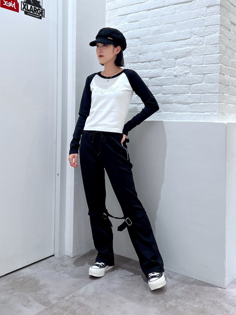 ブラック系のその他パンツ、ホワイト系のTシャツ/カットソー、ブラック系のキャスケットを着用したレディースの秋コーディネートの1枚目の写真
