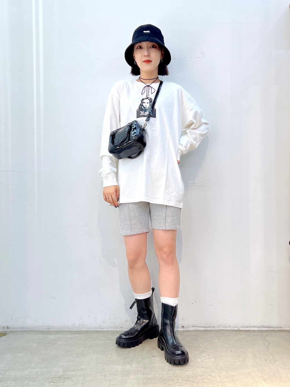 ブラック系のブーツ、グレー系のスウェットパンツ、ホワイト系のTシャツ/カットソーを着用したレディースの秋コーディネートの1枚目の写真