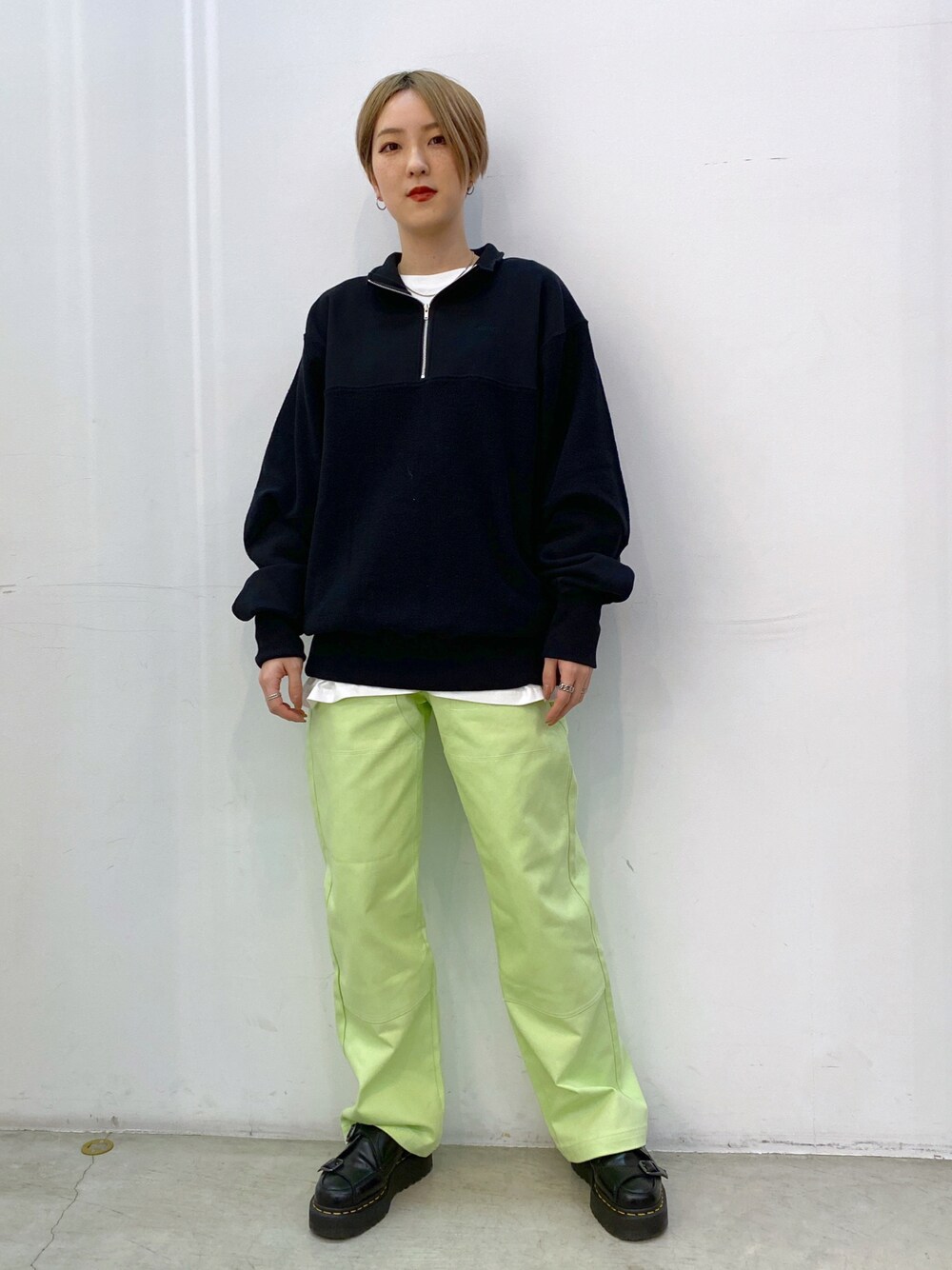 グリーン系のその他パンツ、ホワイト系のTシャツ/カットソー、ブラック系のスウェットを着用したレディースの冬コーディネートの1枚目の写真
