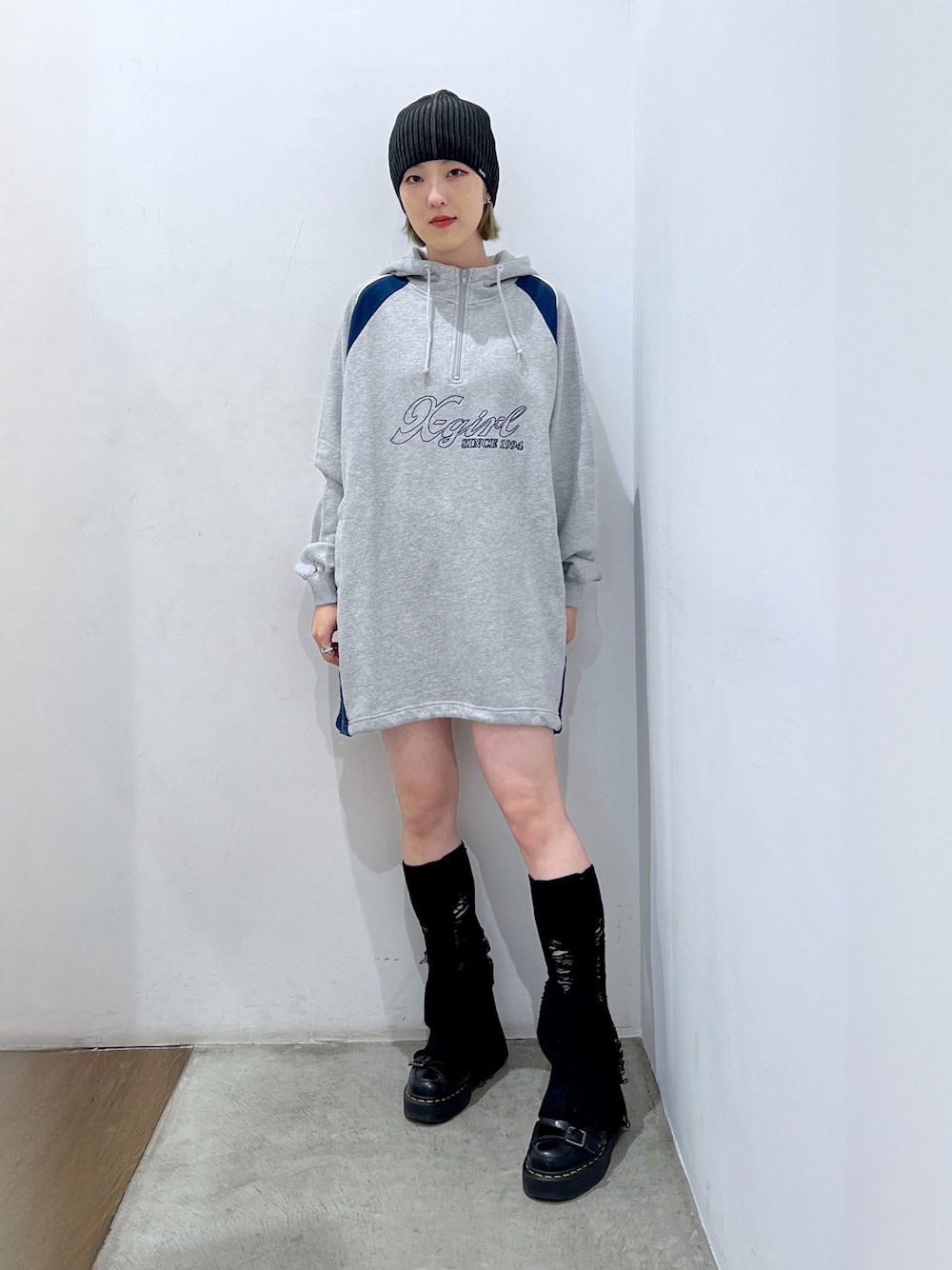 「x-girl、ワンピース、ストリート、スウェット、ニット帽、レッグウォーマー、y2k、秋っぽコーデ更新中、秋服、休日スタイル、厚底シューズ」｜「X-girlのDISTRESSED LEG WARMER（レッグウォーマー、ブラック系）」を使った、Emiruさん（レディース・165cm）の秋コーディネートの1枚目の写真