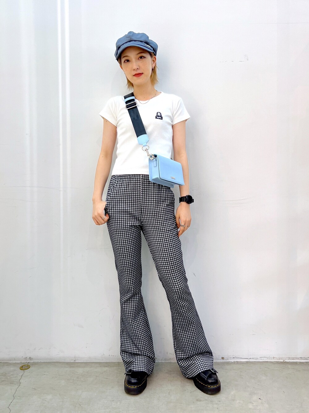 ブラック系のその他パンツ、ブルー系のショルダーバッグ、ホワイト系のTシャツ/カットソーを着用したレディースの夏コーディネートの1枚目の写真