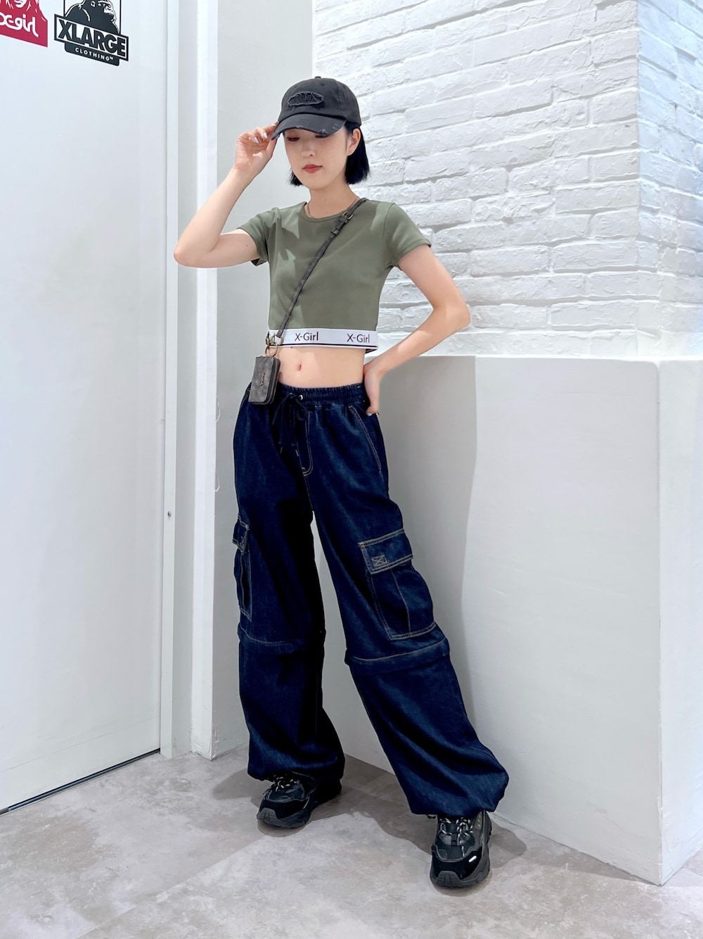 「x-girl、デニムパンツ、カーゴパンツ、パンツスタイル、キャップ、ストリート、韓国ファッション、おしゃ見えテクニック、ショート丈トップス、シンプル、おしゃれさんと繋がりたい」｜「X-girlの2WAY WIDE LEG CARGO PANTS（デニムパンツ、ブルー系）」を使った、小島えみるさん（レディース・165cm）の夏コーディネートの1枚目の写真