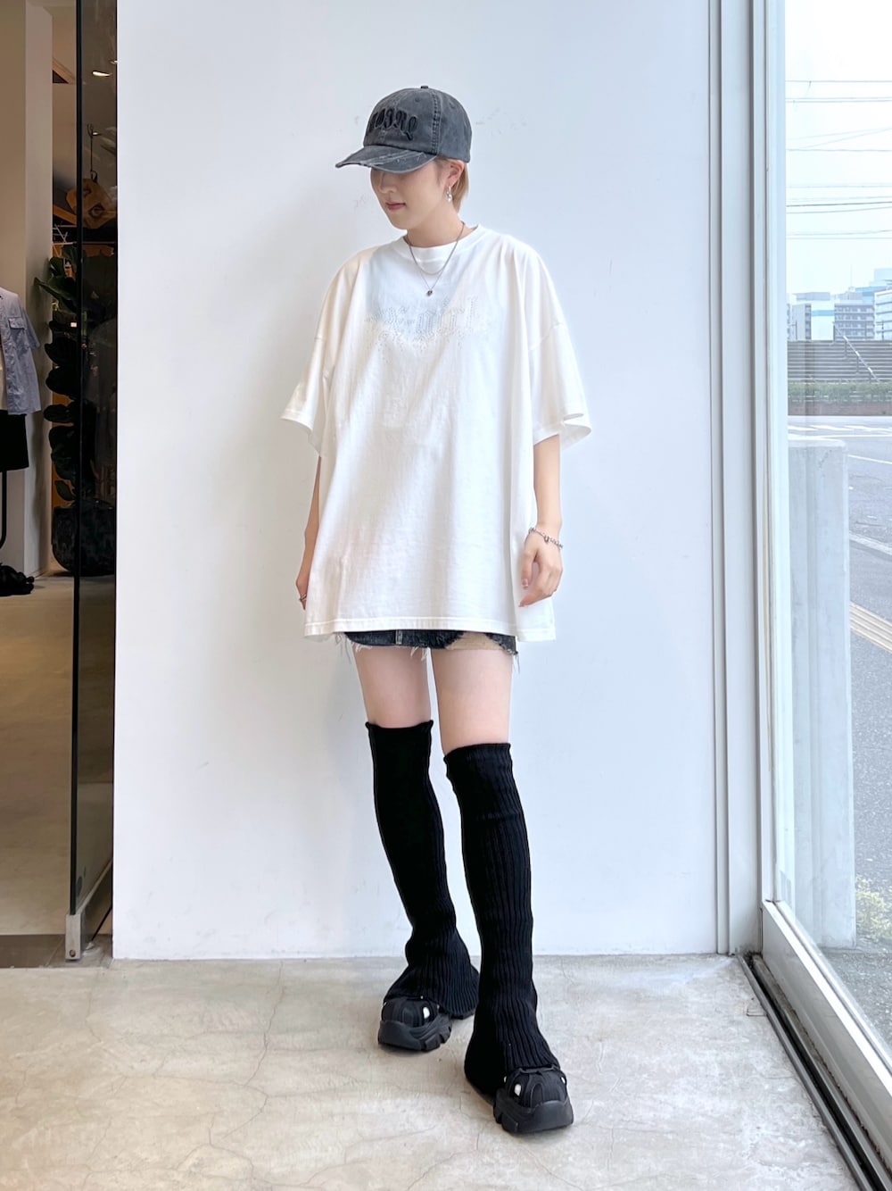 「x-girl、ワンピース、オーバーサイズ、キャップ、ミニスカート、白Tシャツ、厚底サンダル、夏コーデ、韓国ファッション、夏ファッション、お出かけコーデ、夏、ゆるコーデ、ワンピーススタイル、スカートコーデ」｜「X-girlの2WAY LOOSE SOCKS（レッグウォーマー、ブラック系）」を使った、小島えみるさん（レディース・165cm）の夏コーディネートの1枚目の写真