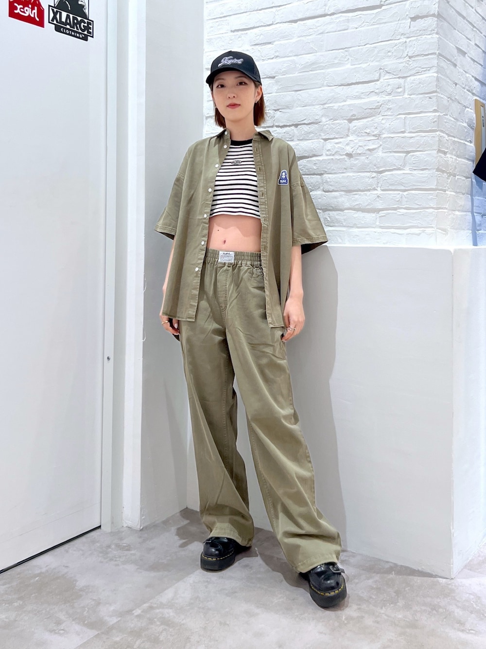 グリーン系のその他パンツ、その他のタンクトップ、グリーン系のシャツ/ブラウスを着用したレディースの春コーディネートの1枚目の写真