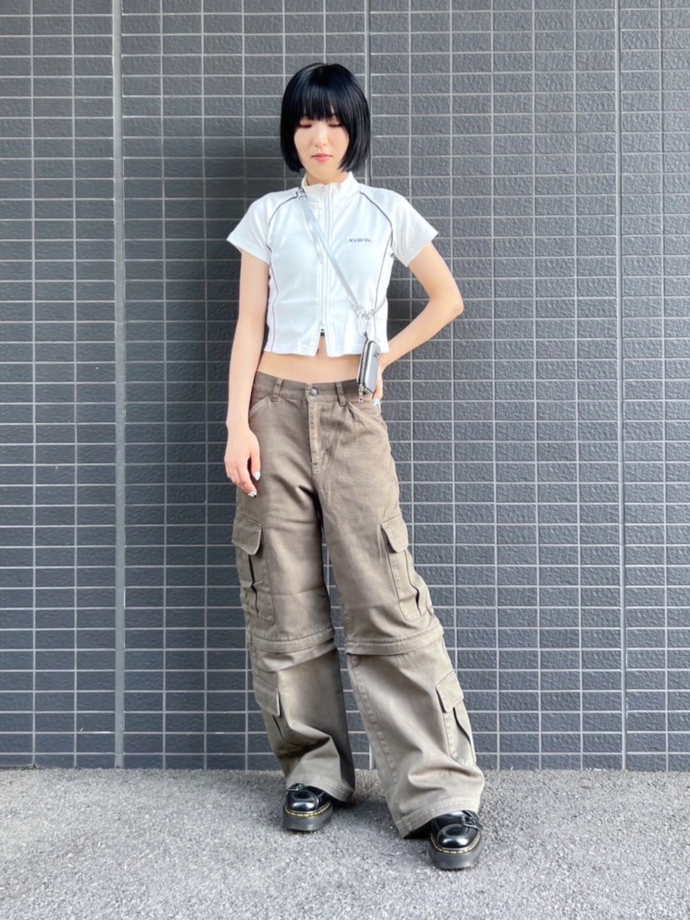 「x-girl、カーゴパンツ、パンツスタイル、ショート丈トップス、ストリート、メンズライク、夏コーデ、おしゃ見えテクニック、シンプル、韓国ファッション」｜「X-girlの※STAR LOGO MULTI CARD CASE（カードケース、シルバー系）」を使った、小島えみるさん（レディース・165cm）の夏コーディネートの1枚目の写真