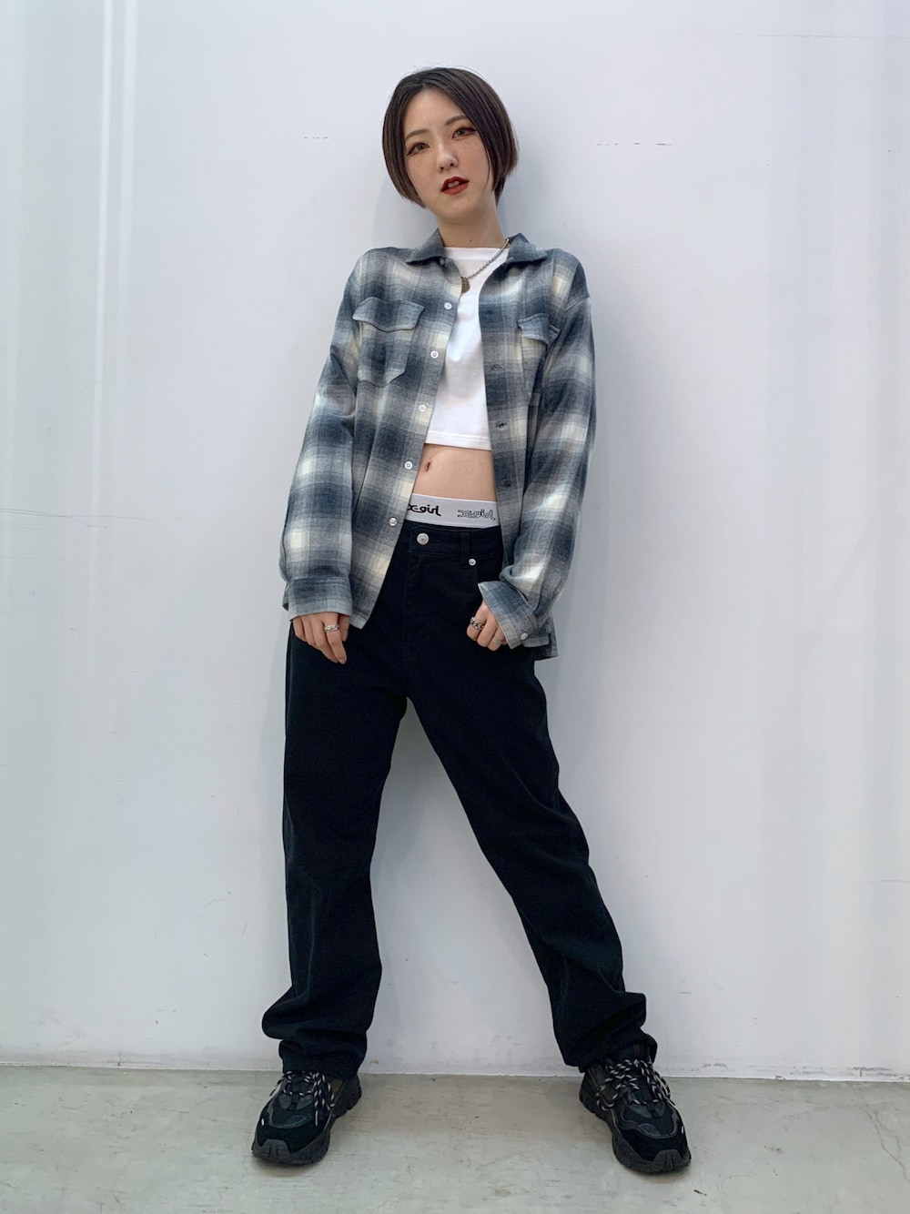 「x-girl、パンツスタイル、ストリート、シャツスタイル、モノトーン、秋服、秋服準備はじめました、チェックシャツ、黒、デニムパンツ」｜「X-girlのHIGH WAISTED LOOSE FIT PANTS（その他パンツ、ブラック系）」を使った、小島えみるさん（レディース・165cm）の秋コーディネートの1枚目の写真