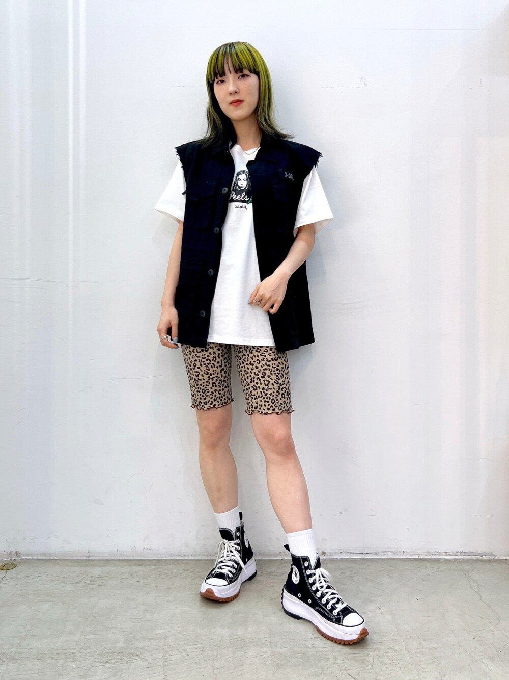 ホワイト系のTシャツ/カットソー、ブラック系のベスト、ベージュ系のレギンス/スパッツを着用したレディースの夏コーディネートの1枚目の写真