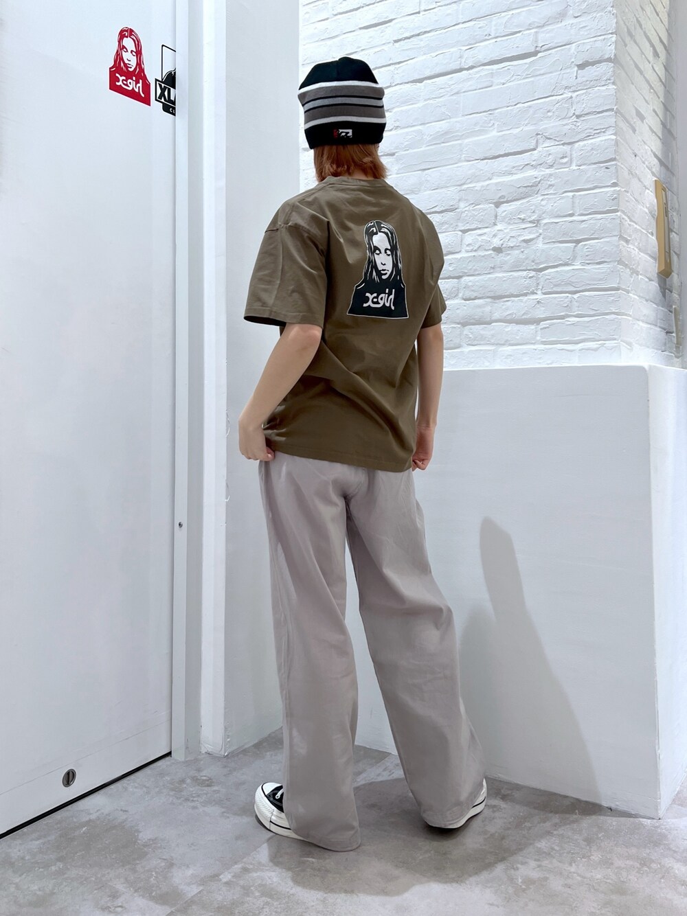 グレー系のその他パンツ、グリーン系のTシャツ/カットソー、ブラック系のニットキャップ/ビーニーを着用したレディースの春コーディネートの1枚目の写真