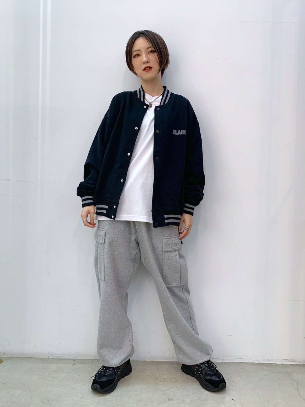 「XLARGE、メンズライク、オーバーサイズ、ビッグシルエット、ジャケット、ジャケットスタイル、パンツスタイル、パンツコーデ、スウェットパンツ、ストリート、秋コーデ」｜「XLARGEのSWEAT CARGO PANTS（スウェットパンツ、グレー系）」を使った、小島えみるさん（レディース・165cm）の秋コーディネートの1枚目の写真
