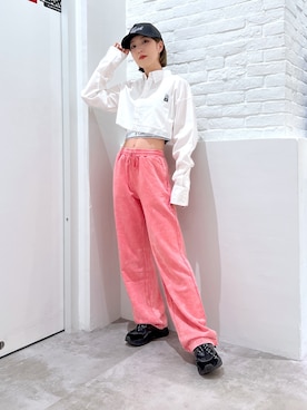 「ショート丈トップス」｜「アイテム（スウェットパンツ）」を使った、小島えみるさん（レディース・165cm）の春コーディネート