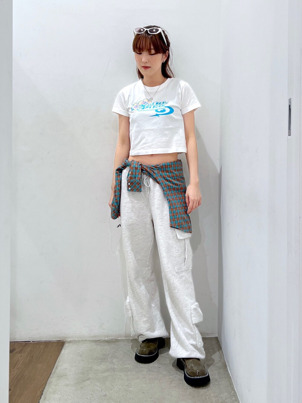 グレー系のスウェットパンツ、ブルー系のシャツ/ブラウス、ホワイト系のTシャツ/カットソーを着用したレディースの春コーディネートの1枚目の写真