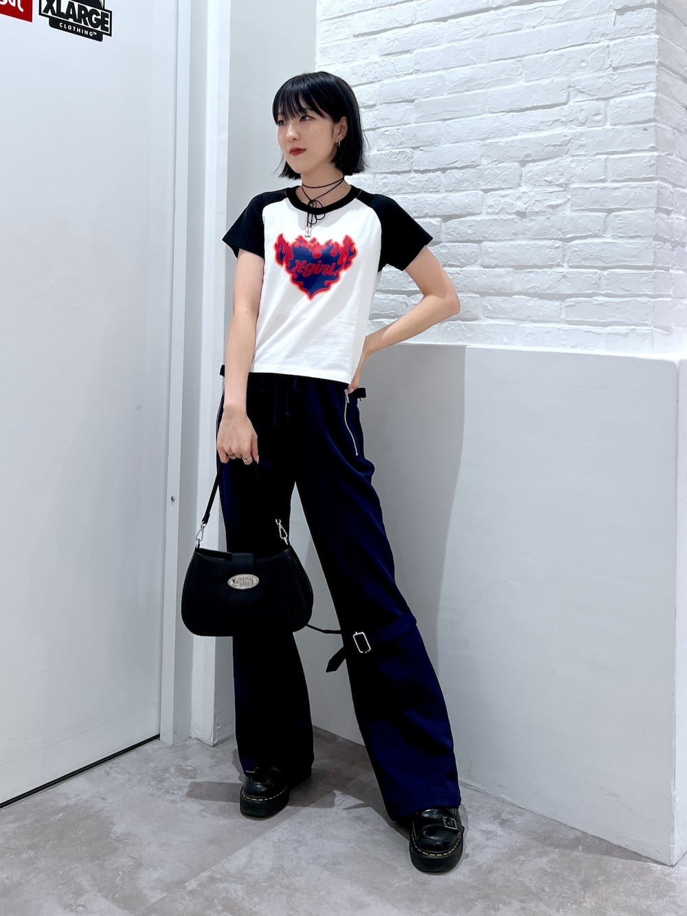 ブラック系のショルダーバッグ、ブルー系のその他パンツ、ホワイト系のTシャツ/カットソーを着用したレディースの夏コーディネートの1枚目の写真