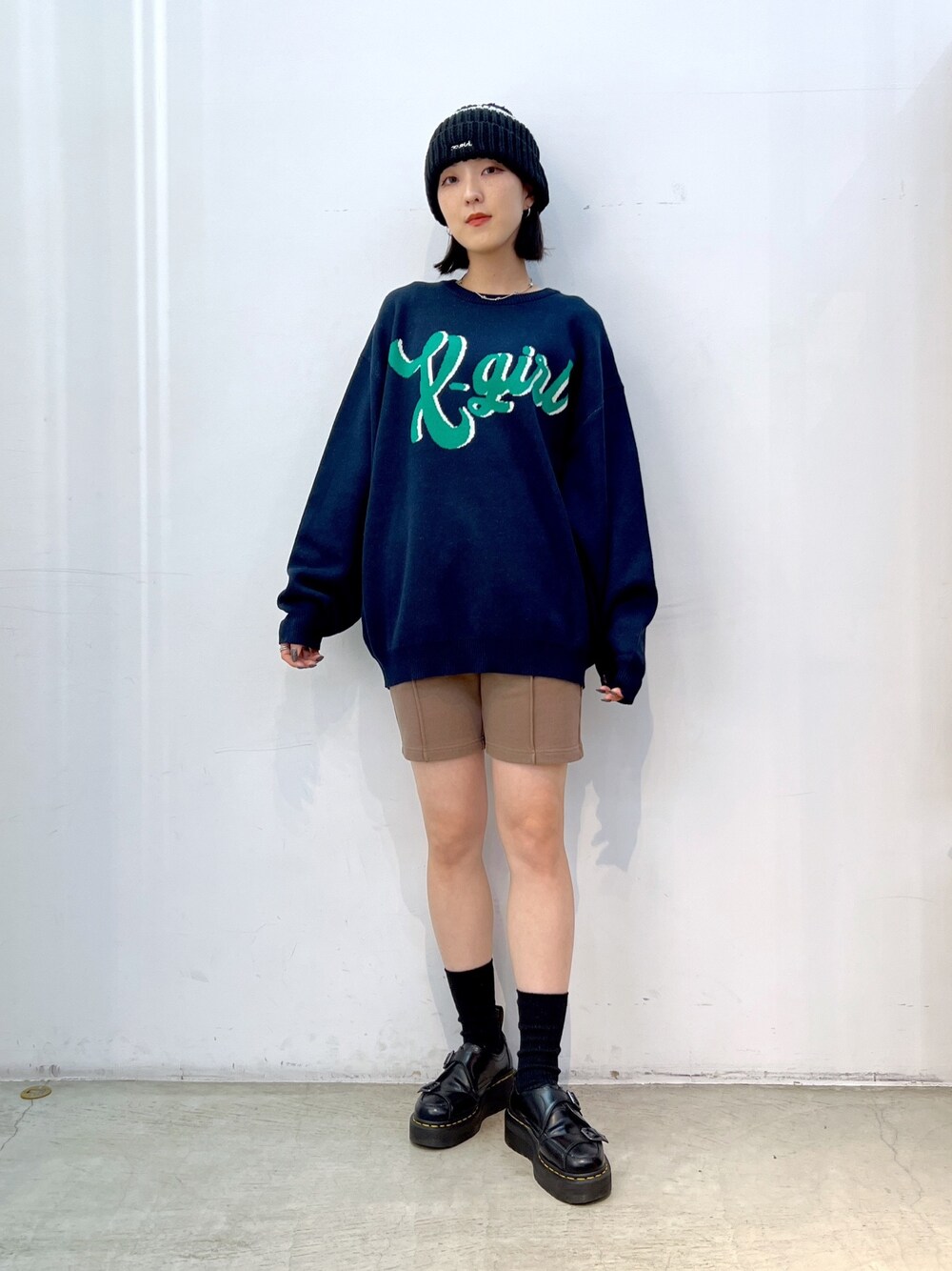 ブルー系のニット/セーター、ブラウン系のスウェットパンツ、ブラック系のニットキャップ/ビーニーを着用したレディースの秋コーディネートの1枚目の写真