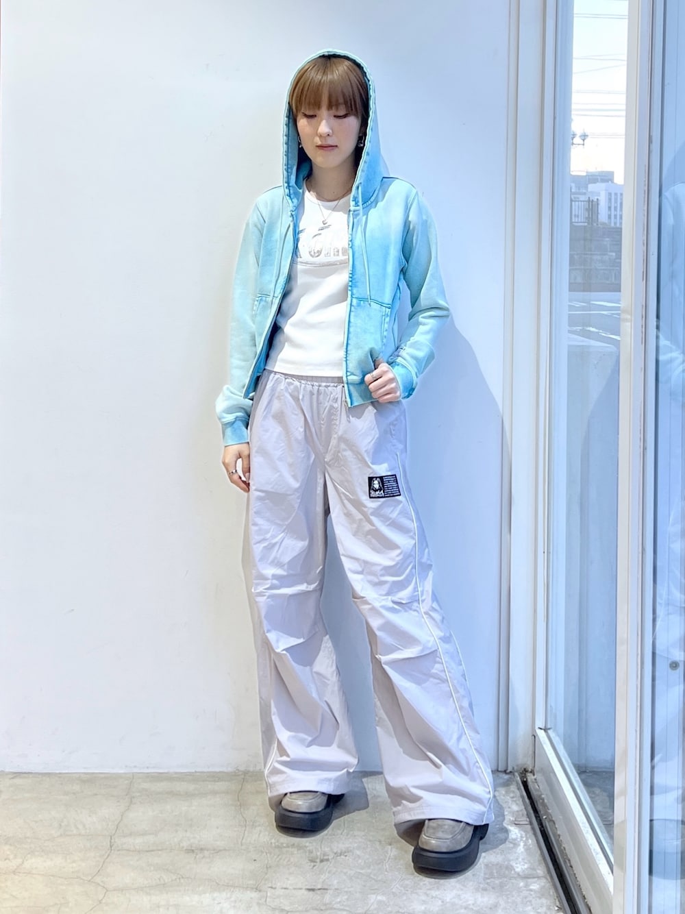 ホワイト系のTシャツ/カットソー、ブルー系のパーカー、グレー系のその他パンツを着用したレディースの春コーディネートの1枚目の写真