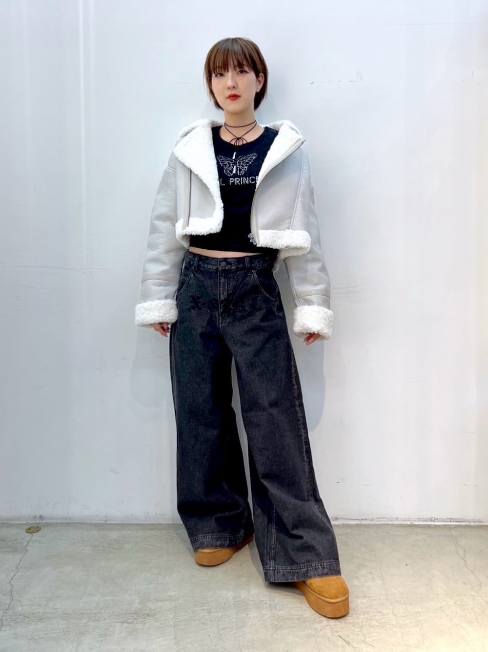 「x-girl、デニムパンツ、ストリート、パンツスタイル、ワイドパンツ、ワイドデニム、メンズライク、ショート丈トップス、ジャケット、ムートンブーツ、ファッションを楽しもう、モノトーン、秋冬コーデ、ブーツスタイル」｜「X-girlのBAGGY DENIM PANTS（デニムパンツ、ブラック系）」を使った、小島えみるさん（レディース・165cm）の秋コーディネートの1枚目の写真