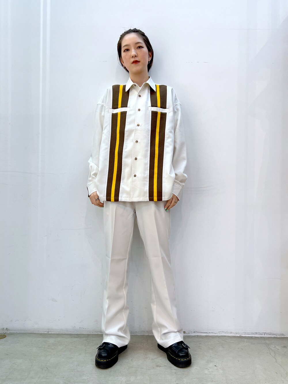 ホワイト系のその他パンツ、ホワイト系のシャツ/ブラウスを着用したレディースの春コーディネートの1枚目の写真