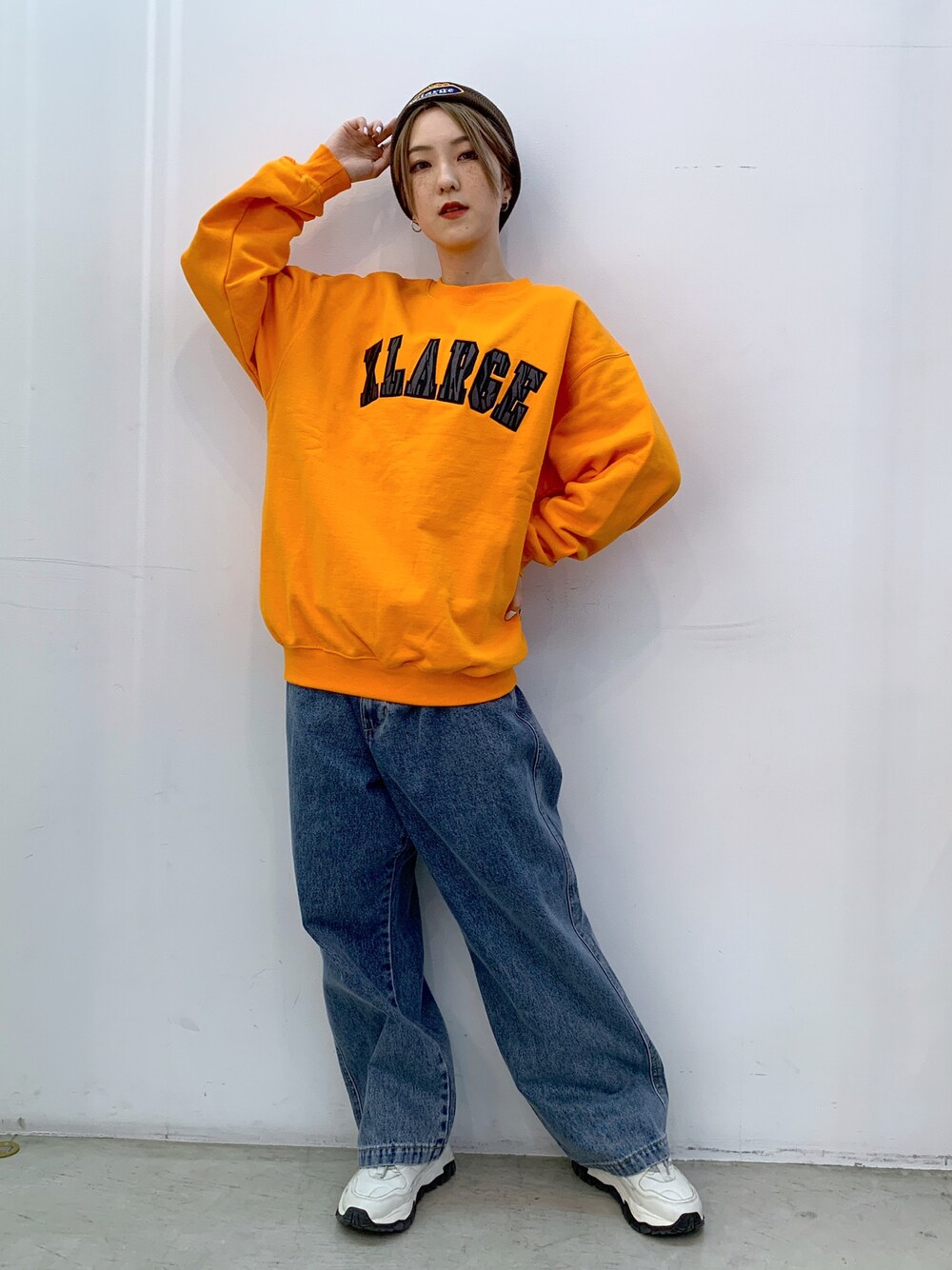 ブルー系のその他パンツ、オレンジ系のスウェット、ブラウン系のニットキャップ/ビーニーを着用したレディースの冬コーディネートの1枚目の写真
