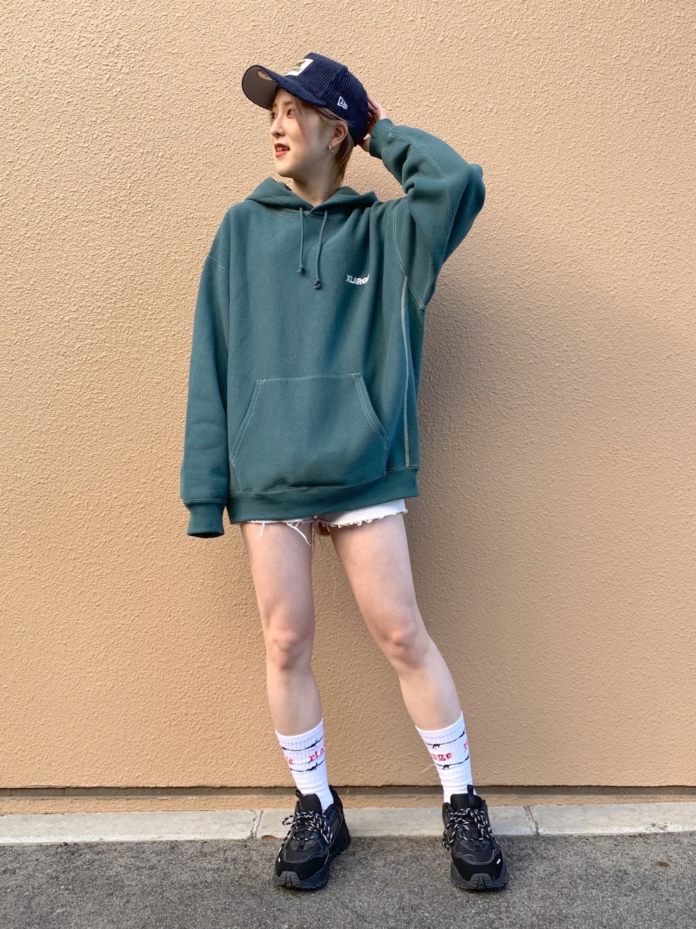 グリーン系のパーカー、グレー系のその他パンツ、ホワイト系のソックス/靴下を着用したレディースの秋コーディネートの1枚目の写真