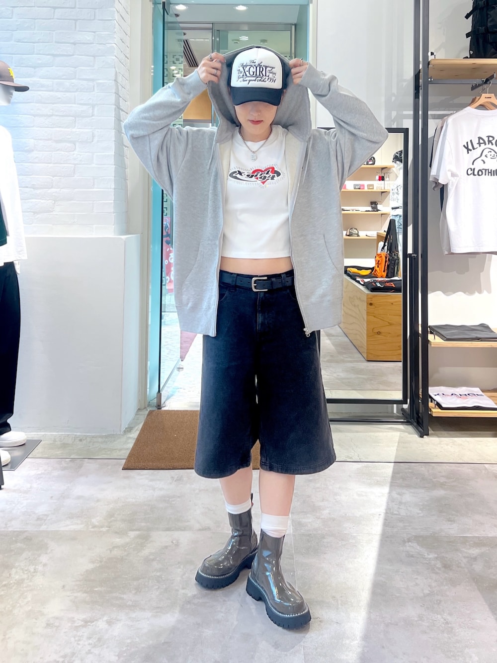 ブラック系のその他パンツ、ホワイト系のTシャツ/カットソー、グレー系のパーカーを着用したレディースの夏コーディネートの1枚目の写真