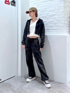 「ショート丈トップス」｜「アイテム（スウェットパンツ）」を使った、小島えみるさん（レディース・165cm）の春コーディネート