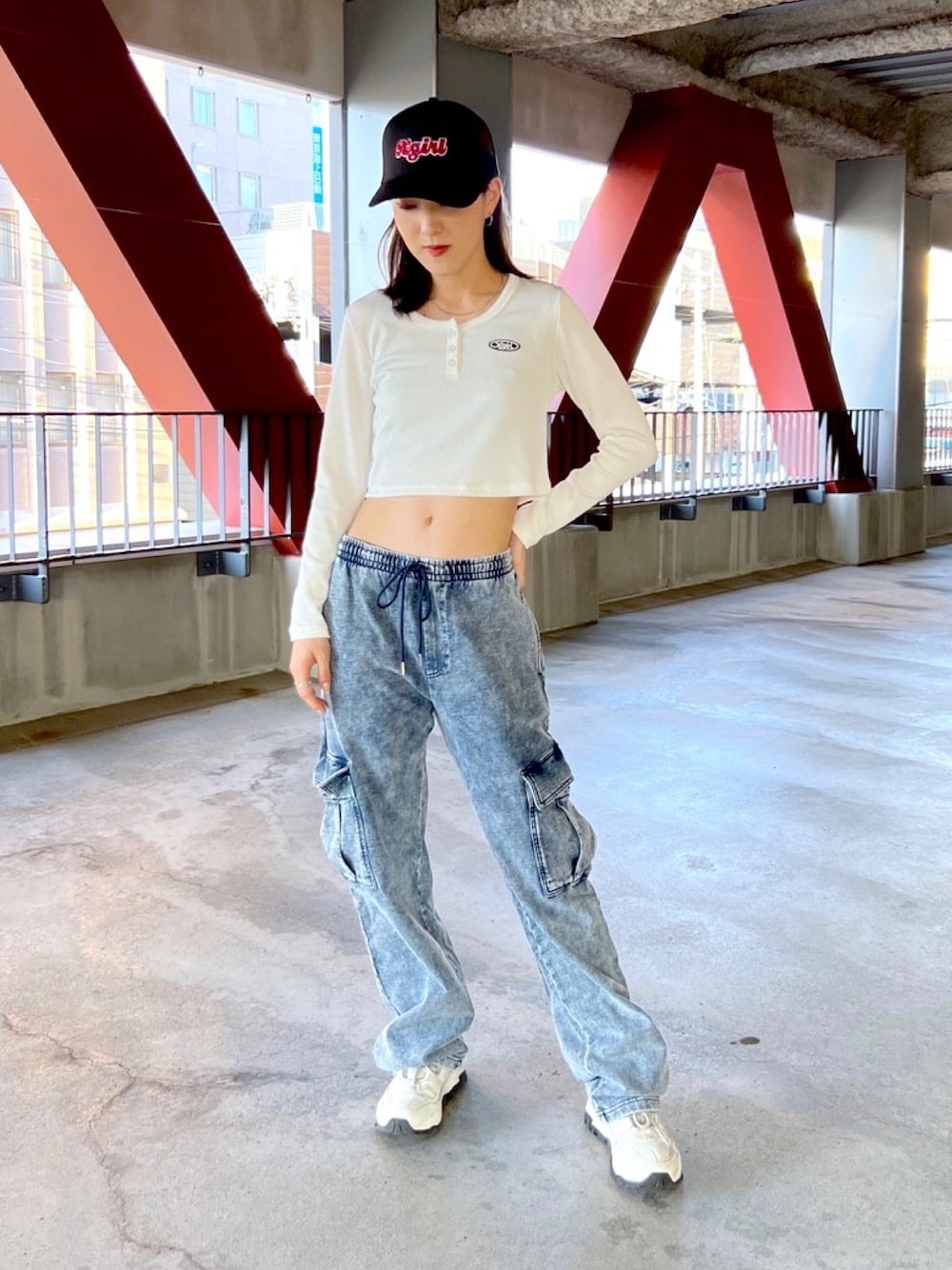 ブルー系のスウェットパンツ、ホワイト系のTシャツ/カットソー、ブラック系のキャップを着用したレディースの夏コーディネートの1枚目の写真