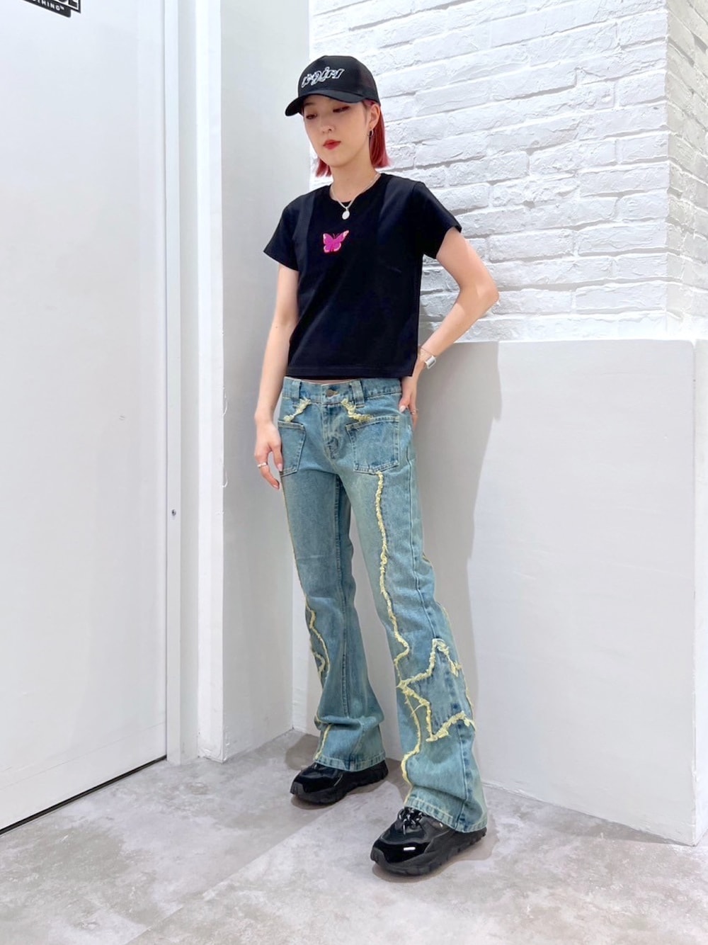 ブルー系のデニムパンツ、ブラック系のTシャツ/カットソー、シルバー系のネックレスを着用したレディースの春コーディネートの1枚目の写真