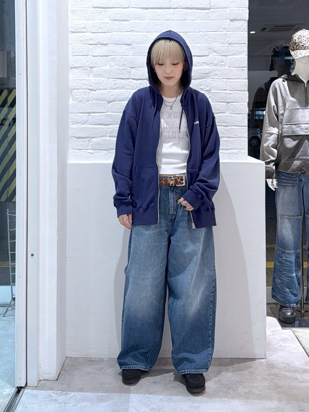 ブルー系のデニムパンツ、ホワイト系のTシャツ/カットソー、ブルー系のパーカーを着用したレディースの秋コーディネートの1枚目の写真