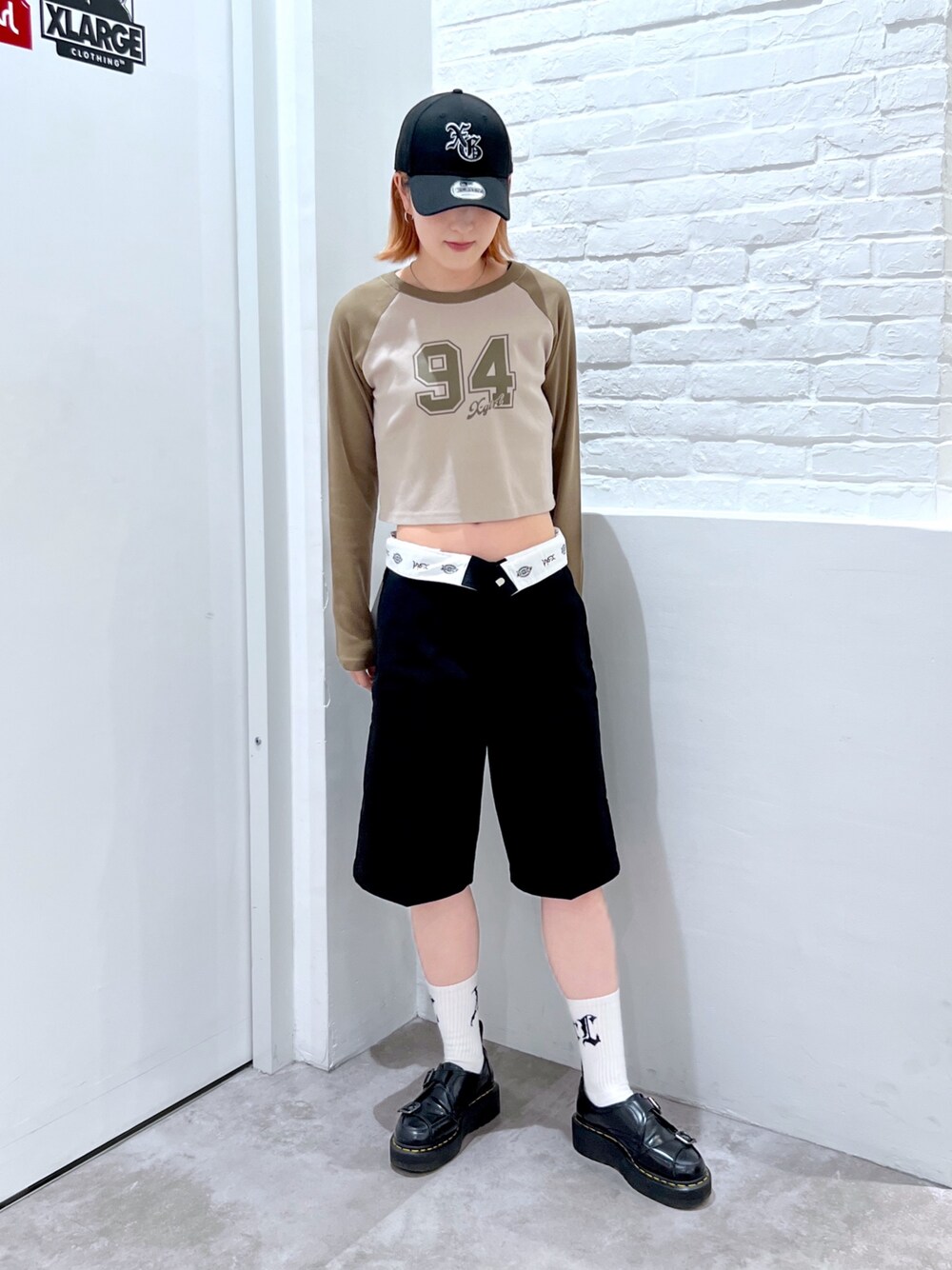 ブラック系のその他パンツ、ベージュ系のTシャツ/カットソー、ブラック系のキャップを着用したレディースの春コーディネートの1枚目の写真