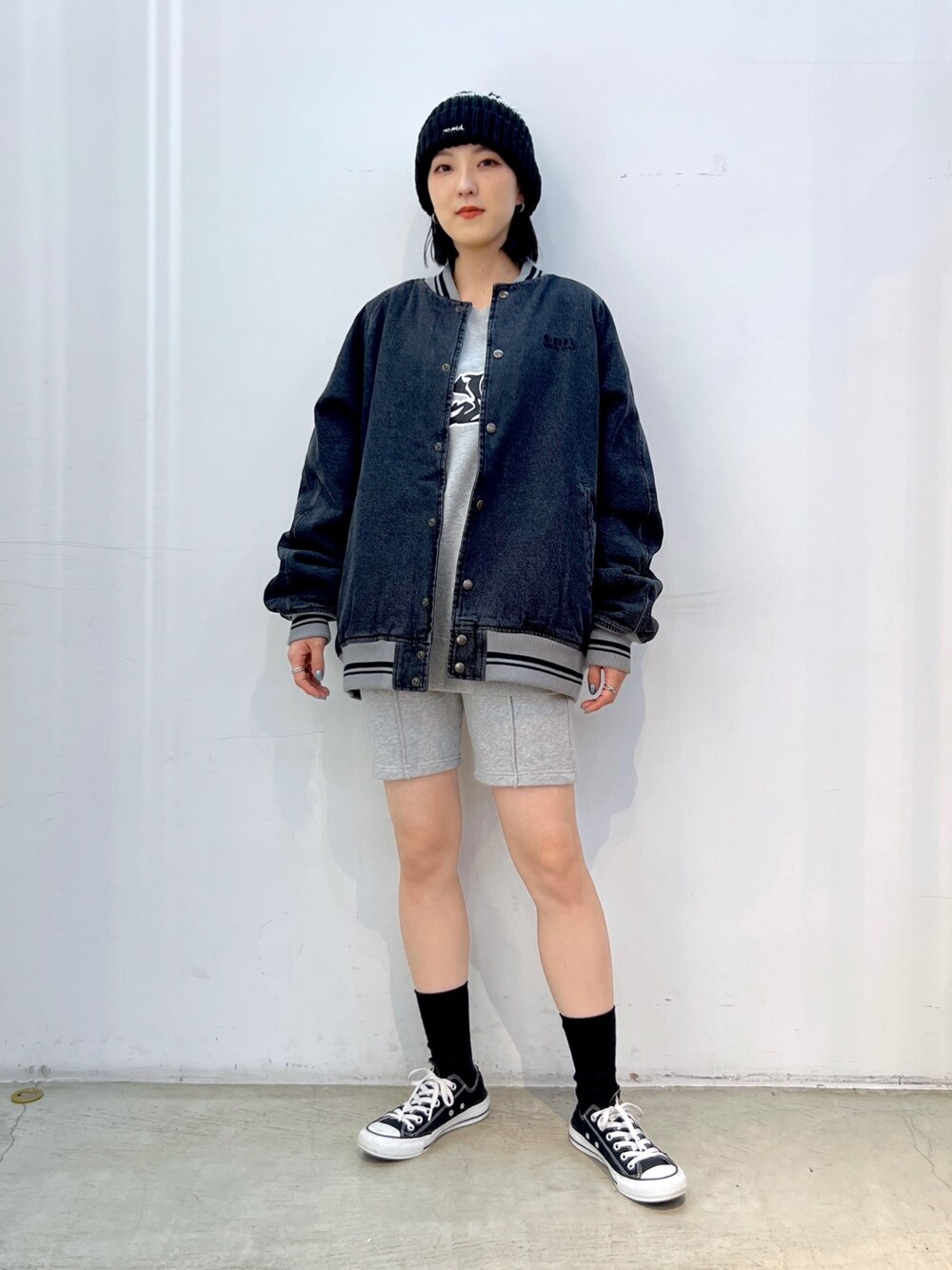 ブラック系のデニムジャケット、グレー系のスウェットパンツ、グレー系のスウェットを着用したレディースの秋コーディネートの1枚目の写真