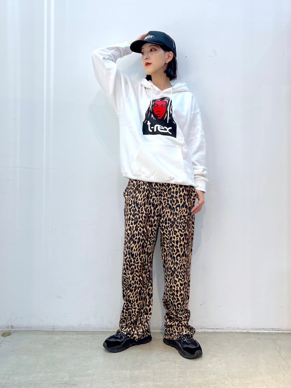 ベージュ系のその他パンツ、ホワイト系のパーカー、ブラック系のキャップを着用したレディースの秋コーディネートの1枚目の写真