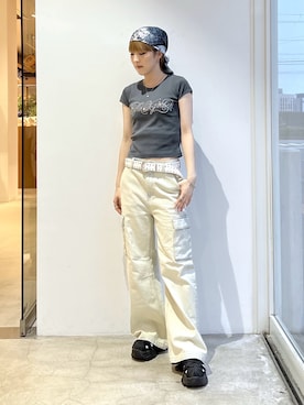 「X-girl（エックスガール）のCURSIVE LOGO DENIM CARGO PANTS（デニムパンツ、ブルー系）」を使った、Emiruさん（レディース・165cm）の春コーディネート