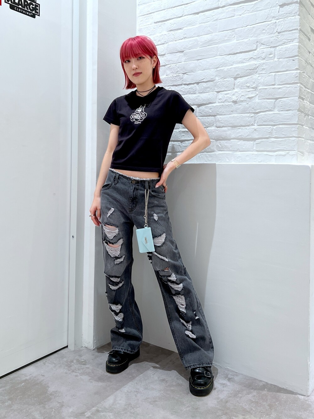 「x-girl、デニムパンツ、ダメージデニムパンツ、パンツスタイル、ブラックコーデ、ショート丈トップス、メンズライク、シンプルコーデ、春夏コーデ、夏コーデ、お出かけコーデ、初夏コーデ、着回しコーデ、おしゃれさんと繋がりたい」｜「X-girlのRIPPED DENIM PANTS（デニムパンツ、ブラック系）」を使った、小島えみるさん（レディース・165cm）の春コーディネートの1枚目の写真