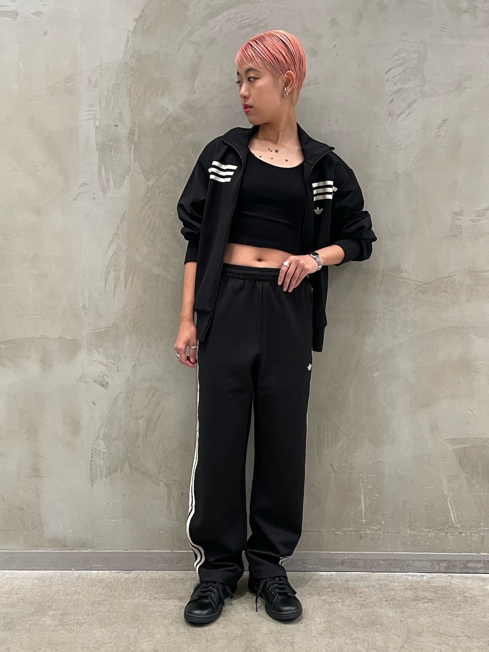 「スニーカー、セットアップ、adidas、アディダス、トラックパンツ、スタンスミス、adidas originals、アディダスオリジナルス、70s、トラックトップ」｜「adidasのBB TRACKTOP / アディダスオリジナルス adidas Originals（ジャージ、ブラック系）」を使った、AIさん（レディース・160cm）の秋コーディネートの1枚目の写真