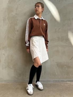 「アイテム（ポロシャツ、ブラウン系）」を使った、AIさん（レディース・160cm）の秋コーディネート