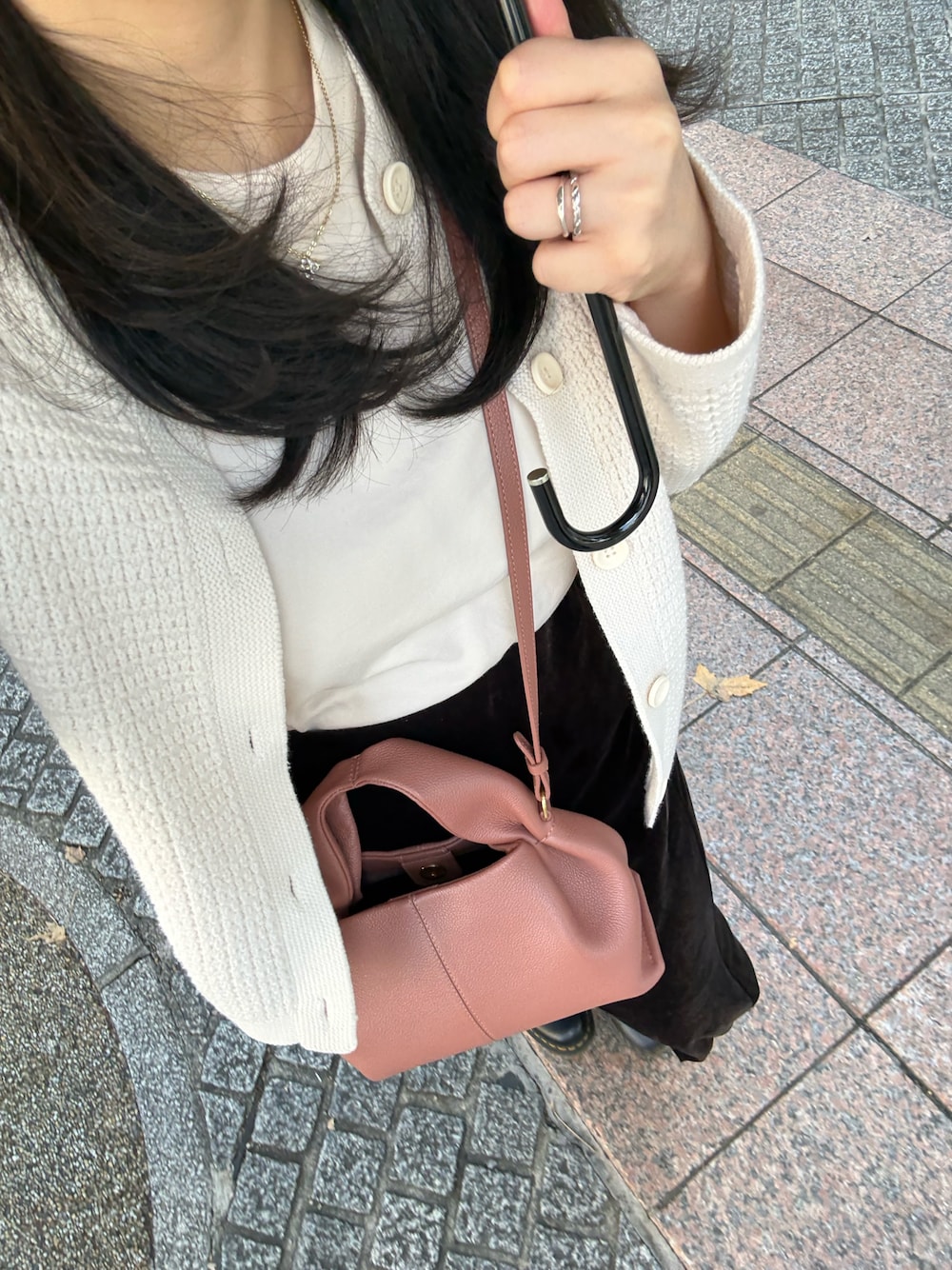 ベージュ系のTシャツ/カットソー、ピンク系のショルダーバッグ、ホワイト系のカーディガン/ボレロを着用したレディースの秋コーディネートの1枚目の写真