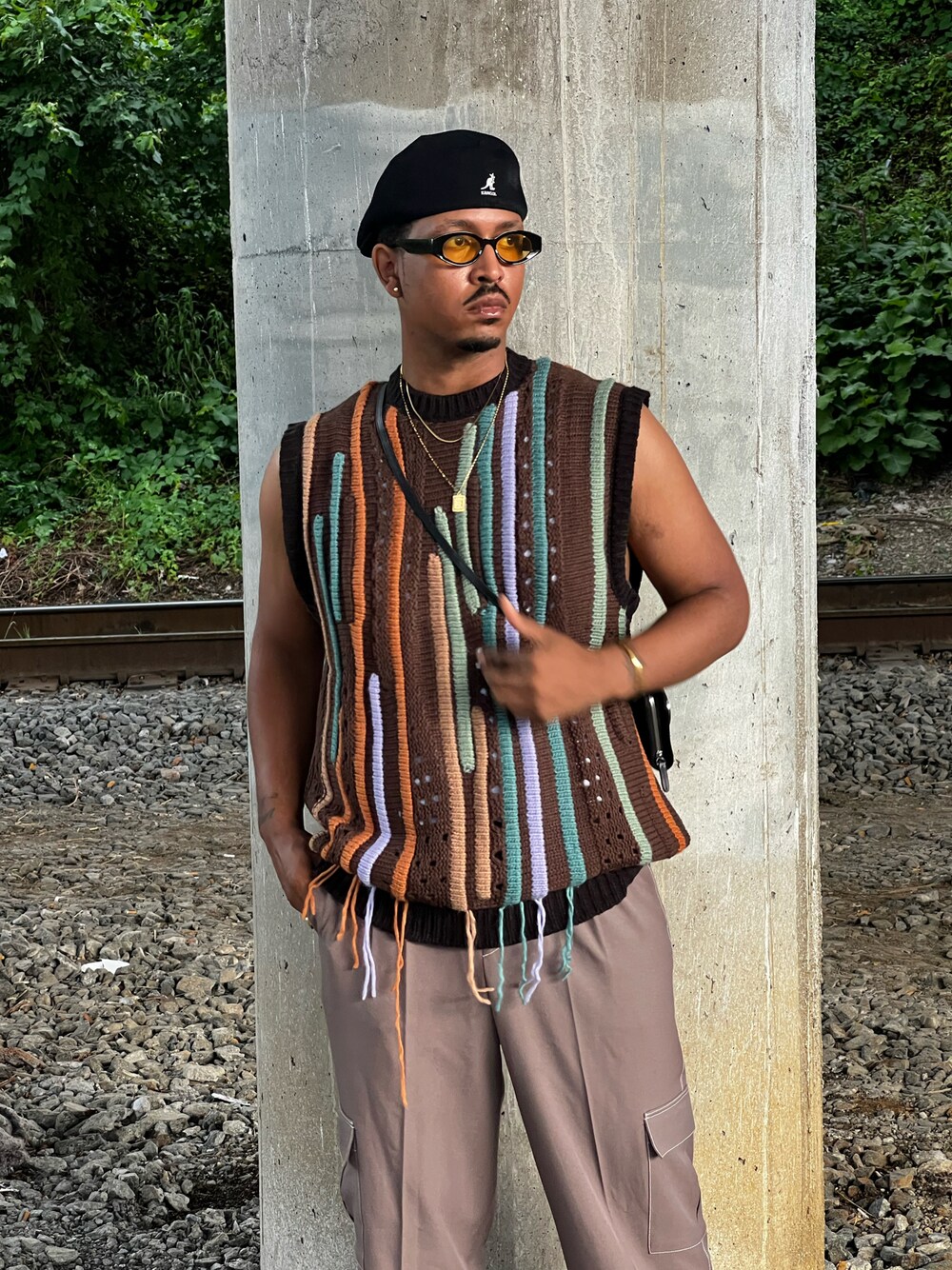「knit、knitwear、summer、asos、converse、trousers、pants、vest」｜「KANGOLのアイテム（帽子、ブラック系）」を使った、mightymarkさん（メンズ・185cm）の夏コーディネートの1枚目の写真