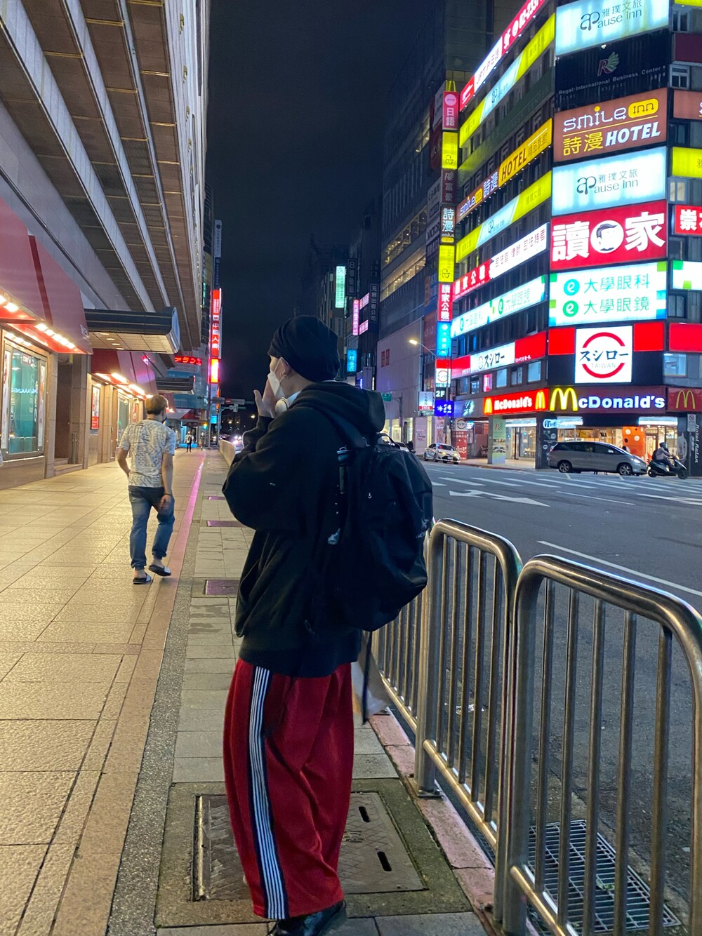 「NEEDLES、cavempt、ARC'TERYX」｜「Needlesのアイテム（チノパンツ、レッド系）」を使った、得文さん（メンズ・172cm）の夏コーディネートの1枚目の写真