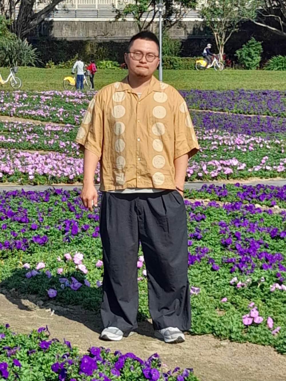 ゴールド系のシャツ/ブラウス、ブラック系のチノパンツ、グレー系のスニーカーを着用したメンズの冬コーディネートの1枚目の写真