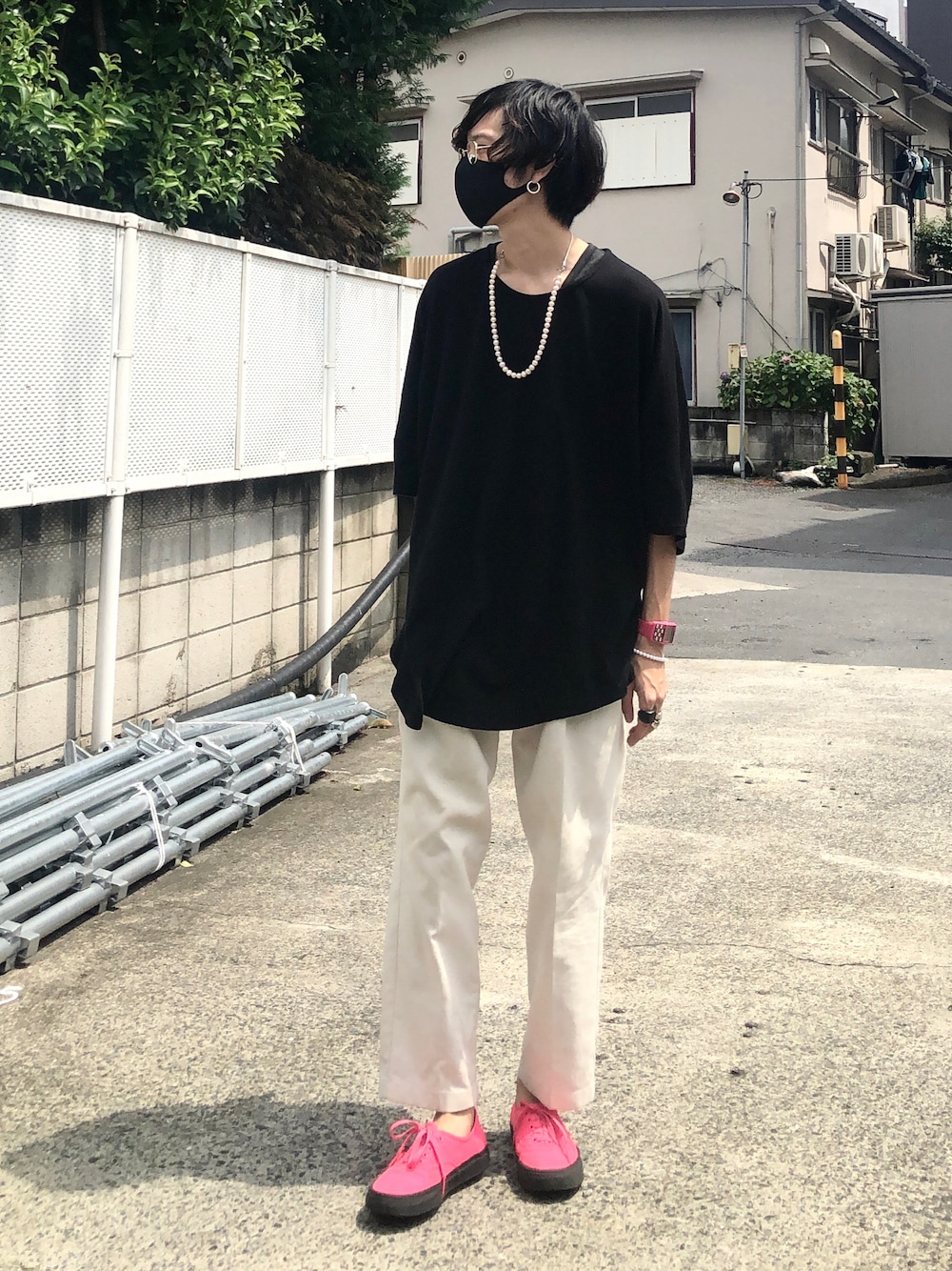 ピンク系のスニーカーを着用したメンズの夏コーディネートの1枚目の写真