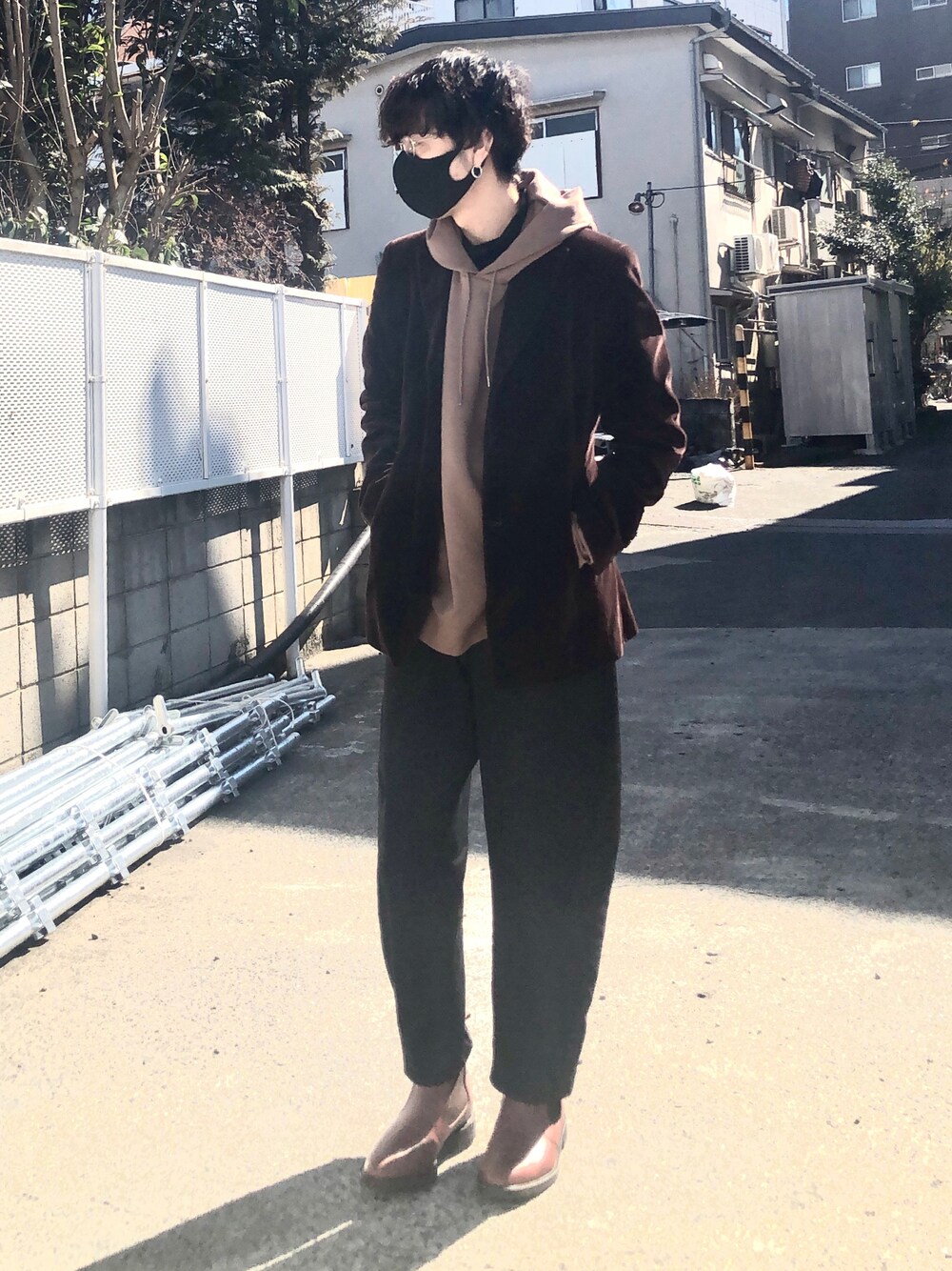 ブラウン系のテーラードジャケット、ブラウン系のパーカーを着用したメンズの冬コーディネートの1枚目の写真