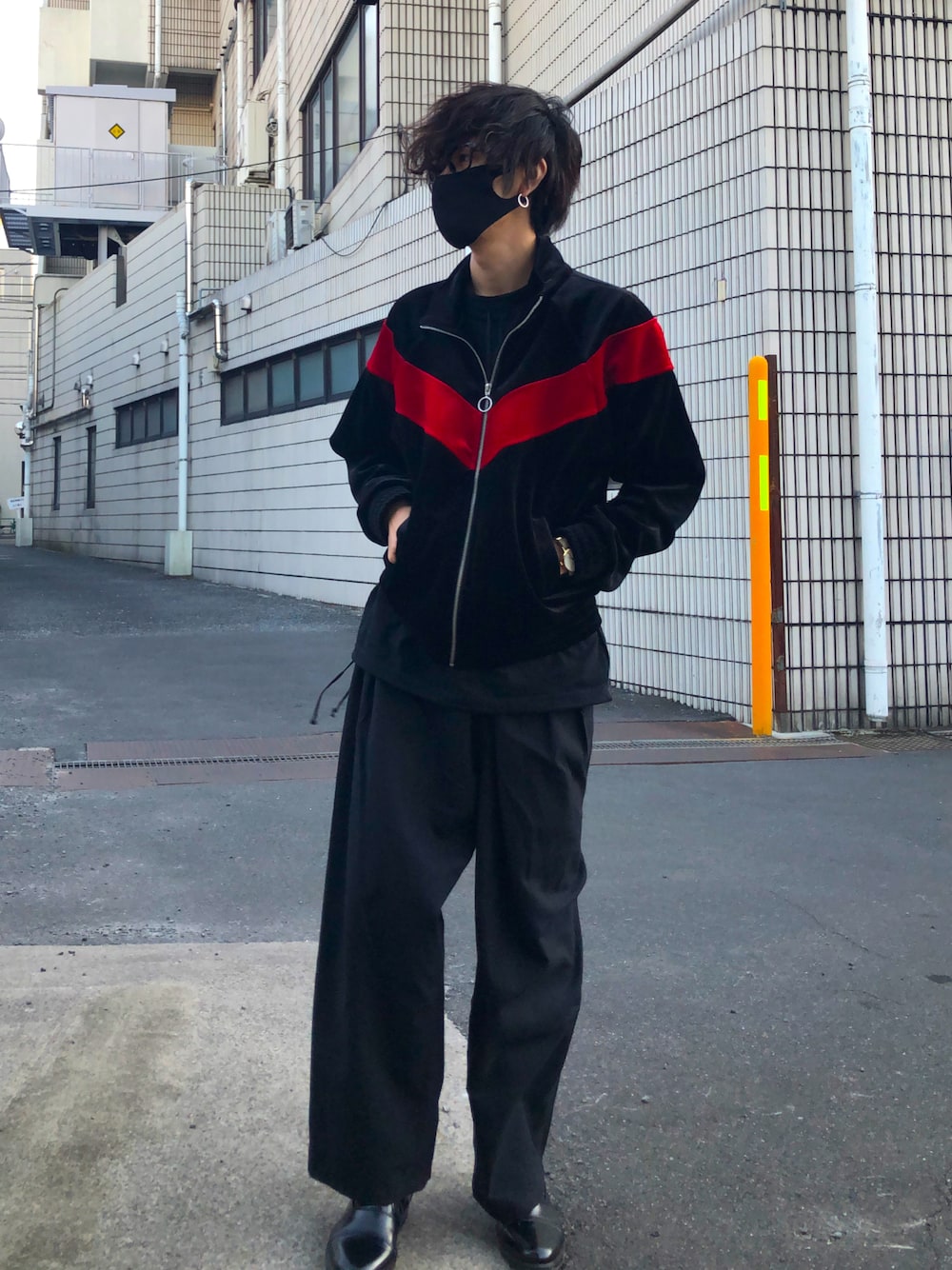 「2色コーデ、黒赤コーデ」｜「FOREVER 21のアイテム（ジャージ、ブラック系）」を使った、YUSUKEさん（メンズ・174cm）の冬コーディネートの1枚目の写真