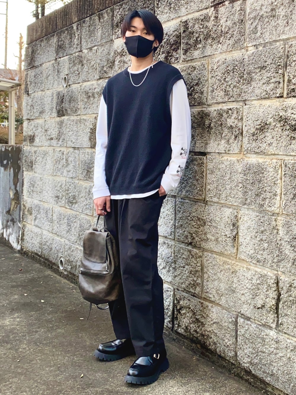 「バルーンパンツ、おしゃれさんと繋がりたい、相互フォロー、GU、袖プリント、厚底シューズ、ローファー、ミニバッグ、レザー、レイヤードスタイル、ニットベスト、ロンT、トレンド、ネックレス、リュック」｜「RAGEBLUEのニットクルーベスト/810509(古着)（ベスト、ブラック系）」を使った、natsukiさん（メンズ・177cm）の春コーディネートの1枚目の写真