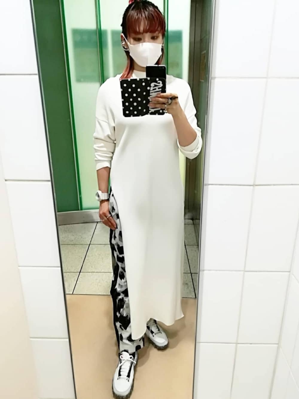 「だから秋服が好き、牛柄、ワントーンコーデ、おしゃれさんと繋がりたい、ニットワンピース、牛柄パンツ、スニーカーコーデ、スニーカー好きと繋がりたい、アドルフォドミンゲス」｜「ADOLFO DOMINGUEZのアイテム（チュニック、ホワイト系）」を使った、稲妻アスリートさん（レディース・165cm）の秋コーディネートの1枚目の写真