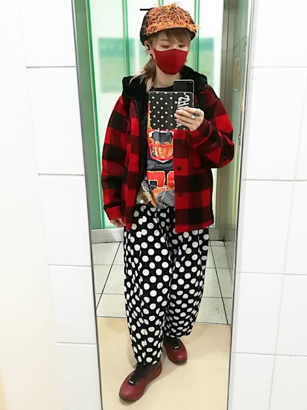 「オトナカジュアル、冬、ゆったりコーデ、ストリート、スニーカー、ペンドルトン、赤チェック、カシラ、サーカスパンツ、ナイキスニーカー、おしゃれさんと繋がりたい」｜「CA4LAのアイテム（キャップ、ブラック系）」を使った、稲妻アスリートさん（レディース・165cm）の冬コーディネートの1枚目の写真
