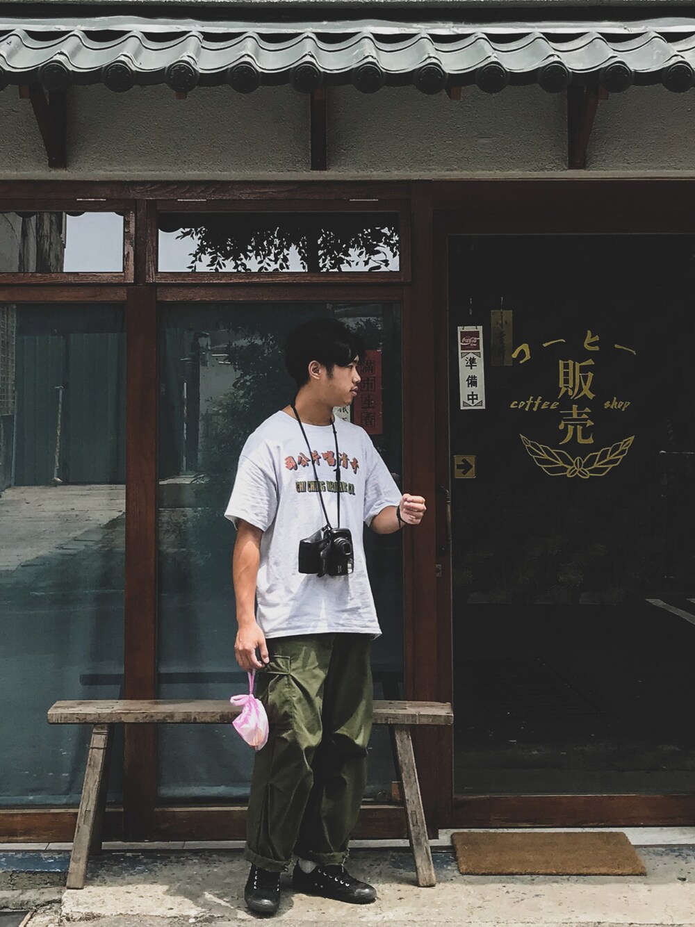 「奇清唱片公司のアイテム（Tシャツ/カットソー、グレー系）」を使った、dannyfreshさん（メンズ・175cm）の秋コーディネートの1枚目の写真
