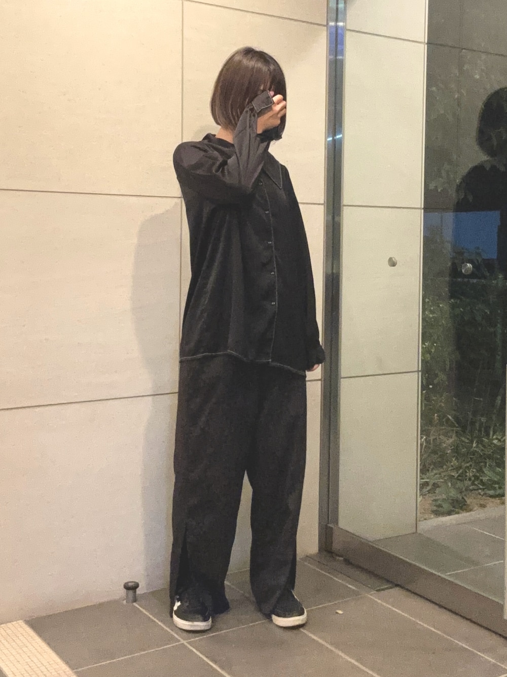 ブラック系のシャツ/ブラウス、ブラック系のその他パンツを着用したレディースの秋コーディネートの1枚目の写真